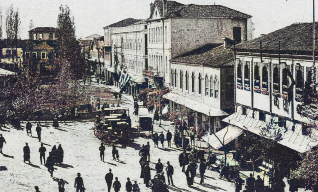 Η κεντρική πλατεία στην Τραπεζούντα με το Ελληνικό Προξενείο και υψωμένη την Ελληνική Σημαία.