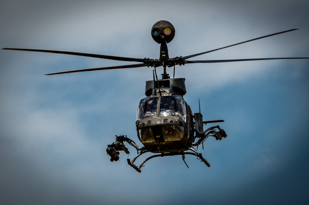 Ελικόπτερο αναγνώρισης OH-58D Kiowa Warrior της 1ης Ταξιαρχίας Αεροπορίας Στρατού με αντιαρματικό κατευθυνόμενο βλήμα AGM-114 Hellfire.