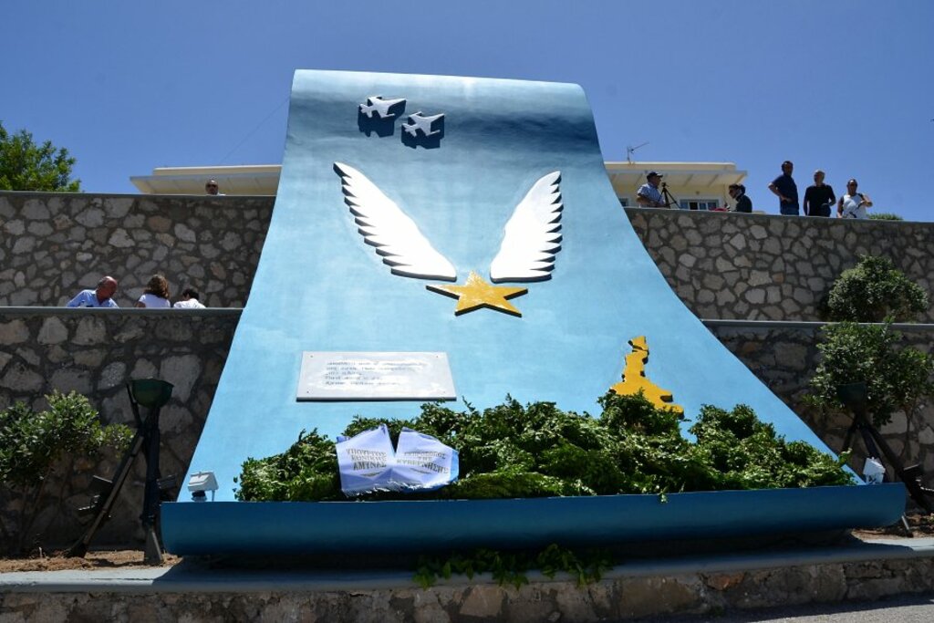 Μνημείο Σμηναγού (Ι) Κωνσταντίνου Ηλιάκη στην Κάρπαθο.