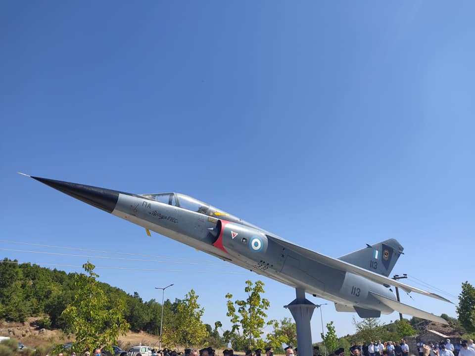 Αεροσκάφος F1 στο μνημείο του Αντιπτεράρχου (Ι) Γεωργίου Μπαλταδώρου στο Μορφοβούνι Καρδίτσας