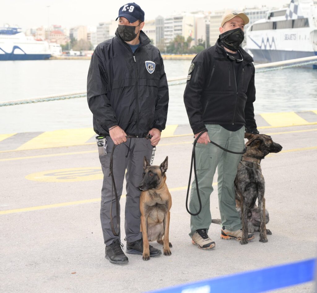 Ομάδα Κ-9 του Λιμενικού Σώματος - Ελληνικής Ακτοφυλακής στο Λιμάνι Πειραιά