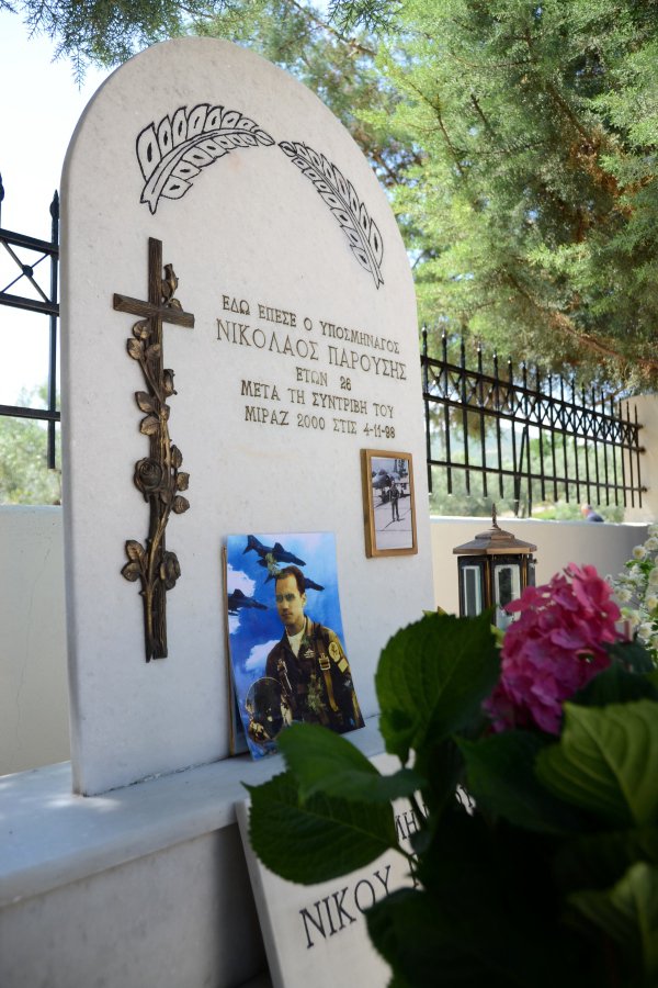 Μνημείο στη μνήμη του Υποσμηναγού (Ι) Νικόλαου Παρούση. Φωτογραφία: ΓΕΑ
