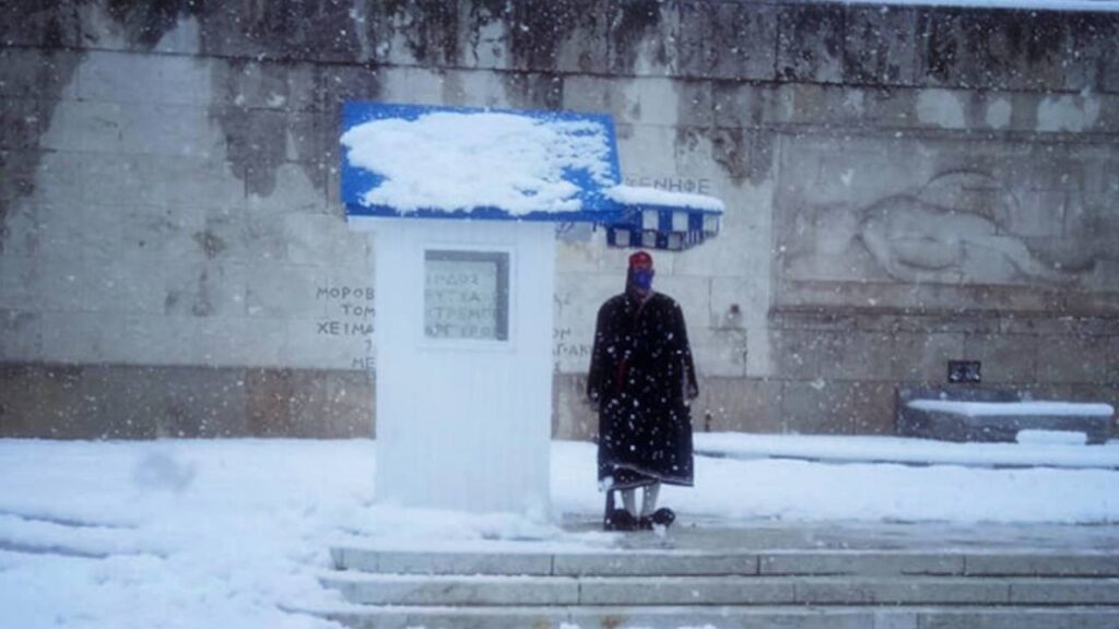 Προεδρική Φρουρά: Εύζωνας στο Μνημείο του Αγνώστου Στρατιώτη με χιόνια