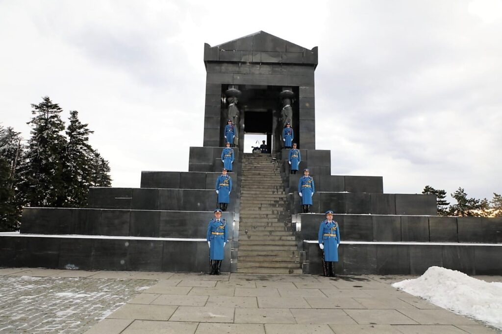Σερβία: Το Μνημείο του Αγνώστου Στρατιώτου στην Avala στο Βελιγράδι