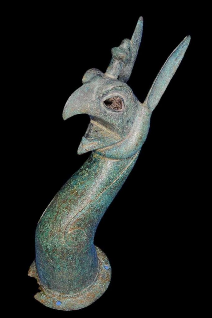 Μπρούντζινη προτομή γρύπα από τριποδικό λέβητα. Χρονολογείται στα 660-630 π.Χ. Ύψος 31,24 εκ. Προέλευση από τη Σάμο. Φωτογραφία: Υπουργείο Πολιτισμού