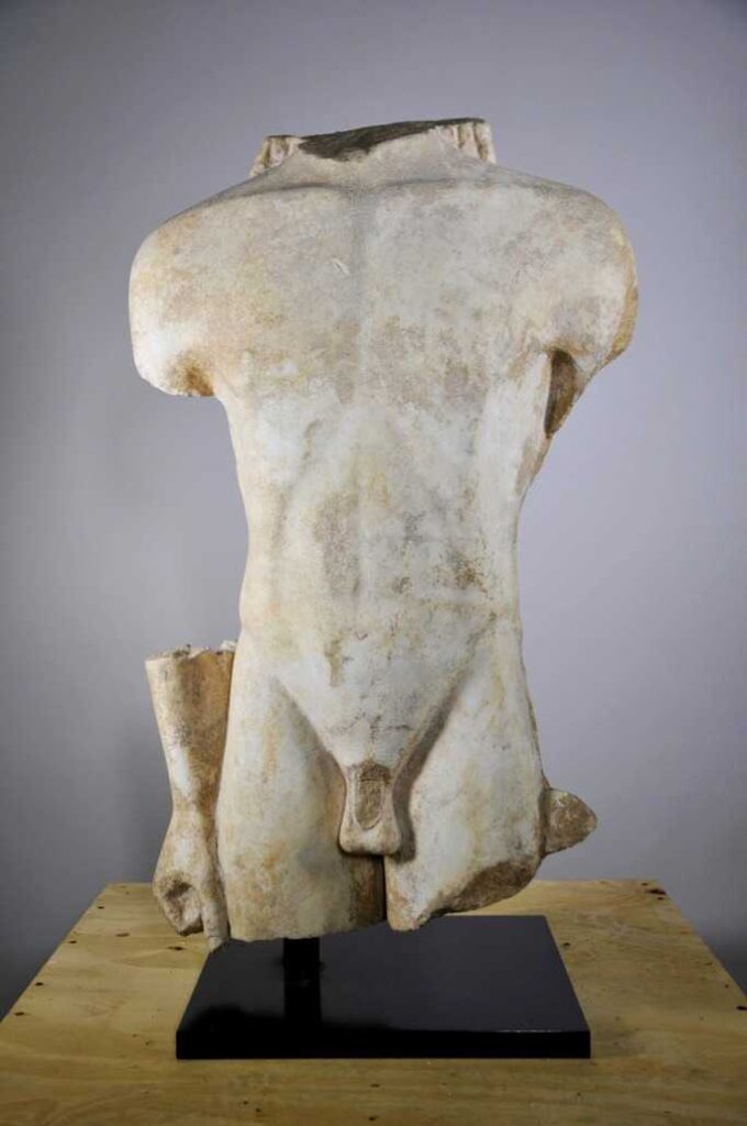 Μαρμάρινος κορμός κούρου. Χρονολογείται γύρω στο 560 π.Χ. Ύψος 78,8 εκ. Έργο πιθανότατα βοιωτικού εργαστηρίου. Φωτογραφία: Υπουργείο Πολιτισμού