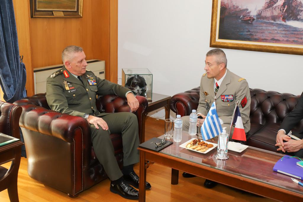 Ο Αρχηγός Ενόπλων Δυνάμεων Στρατηγός Thierry Burkhard με τον Αρχηγό ΓΕΕΘΑ Στρατηγό Κωνσταντίνο Φλώρο