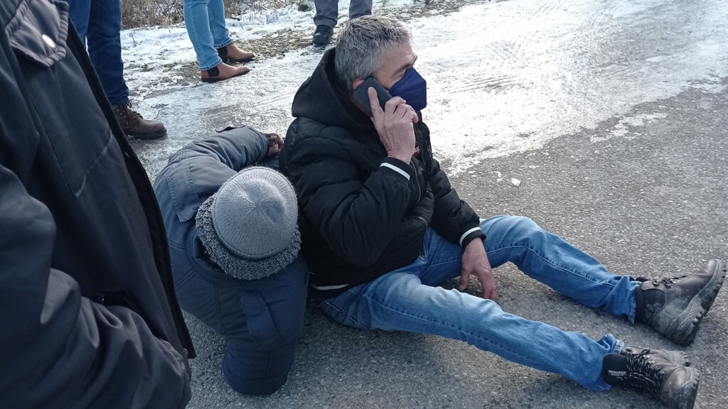 Ο πρόεδρος της κοινότητας Φυλακίου, Χρήστος Τυρμπάκης σε καθιστική διαμαρτυρία για την επέκταση του ΚΥΤ Φυλακίου