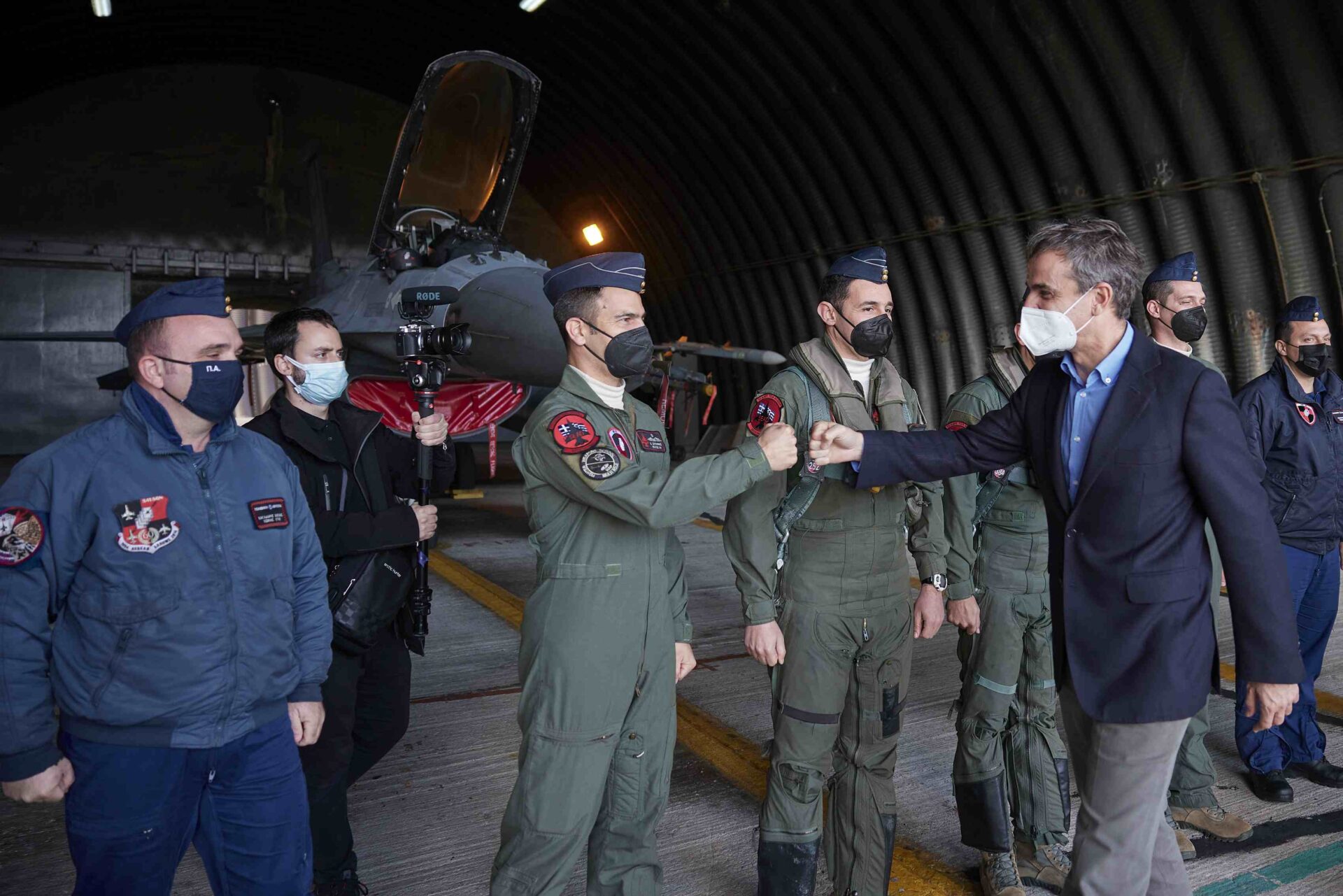 Ο Πρωθυπουργός Κυριάκος Μητσοτάκης με Στελέχη της 130 Σμηναρχίας Μάχης (130 ΣΜ). Φωτογραφία: twitter @PrimeministerGR