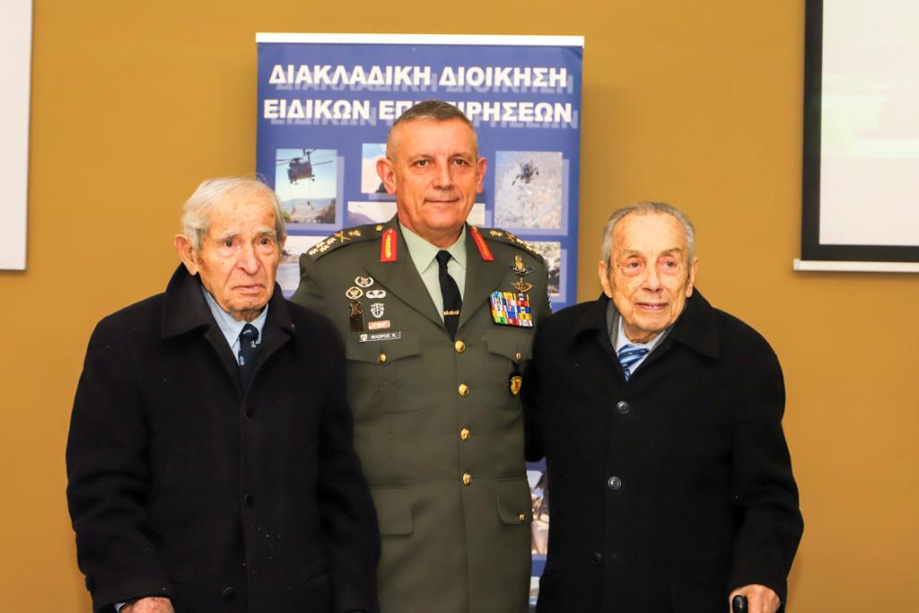 Ο Στρατηγός Κωνσταντίνος Κόρκας αριστερά του Αρχηγού ΓΕΕΘΑ και δεξιά του ο Αντιστράτηγος Χρήστος Φωτόπουλος