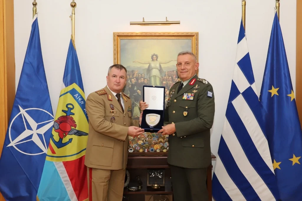 Ο Αρχηγός Άμυνας της Ρουμανίας General Daniel Petrescu και ο Α/ΓΕΕΘΑ Στρατηγός Κωνσταντίνος Φλώρος