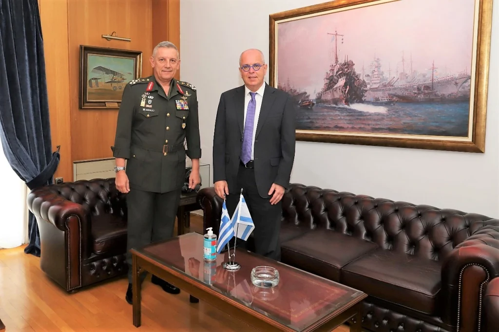 Ο Πρέσβης του Ισραήλ στην Ελλάδα Yossi Amrani με τον Αρχηγό ΓΕΕΘΑ. Φωτογραφία: ΓΕΕΘΑ