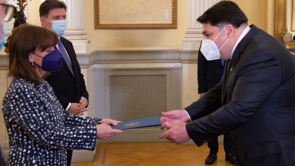 Ο Τζόρτζ Τσούνης επιδίδει τα διαπιστευτήριά του ως Πρέσβης των ΗΠΑ στην Ελλάδα στην Πρόεδρο της Ελληνικής Δημοκρατίας