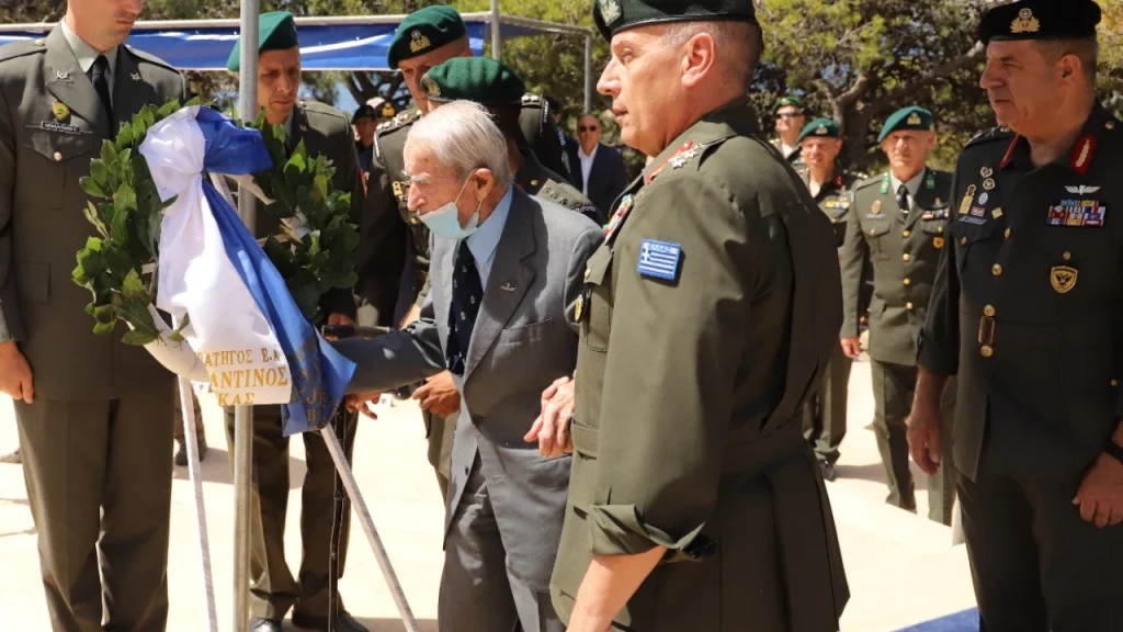 Ο Στρατηγός Ιερολοχίτης Κωνσταντίνος Κόρκας καταθέτει στεφάνι στο Ηρώο των ΛΟΚ 