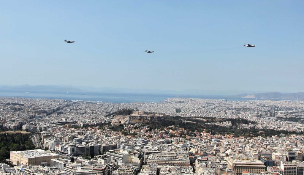 3 Αεροσκάφη C-130 (1 Ελληνικό, 2 Αμερικανικά) πάνω από την Ακρόπολη