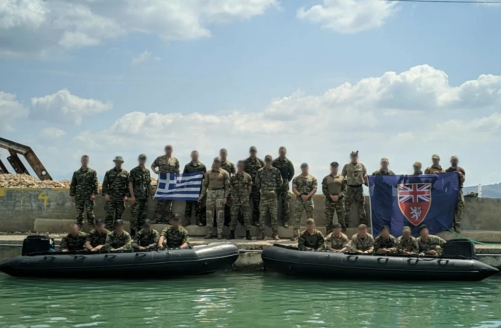 Η British Military Advisory and Training Team με στελέχη της ΔΕΠ/ΓΕΕΘΑ. Φωτογραφία: ΓΕΕΘΑ