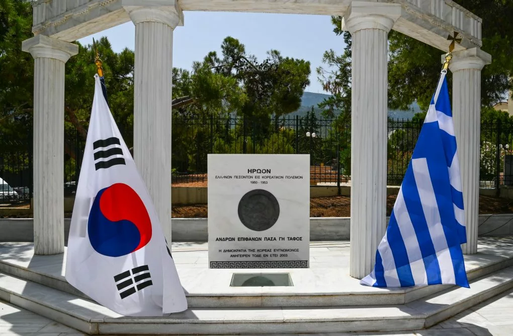 Το Ηρώο των Ελλήνων Πεσόντων στον Πόλεμο της Κορέας, στην Πλατεία Αγίου Γεωργίου, στον Δήμο Παπάγου - Χολαργού.
