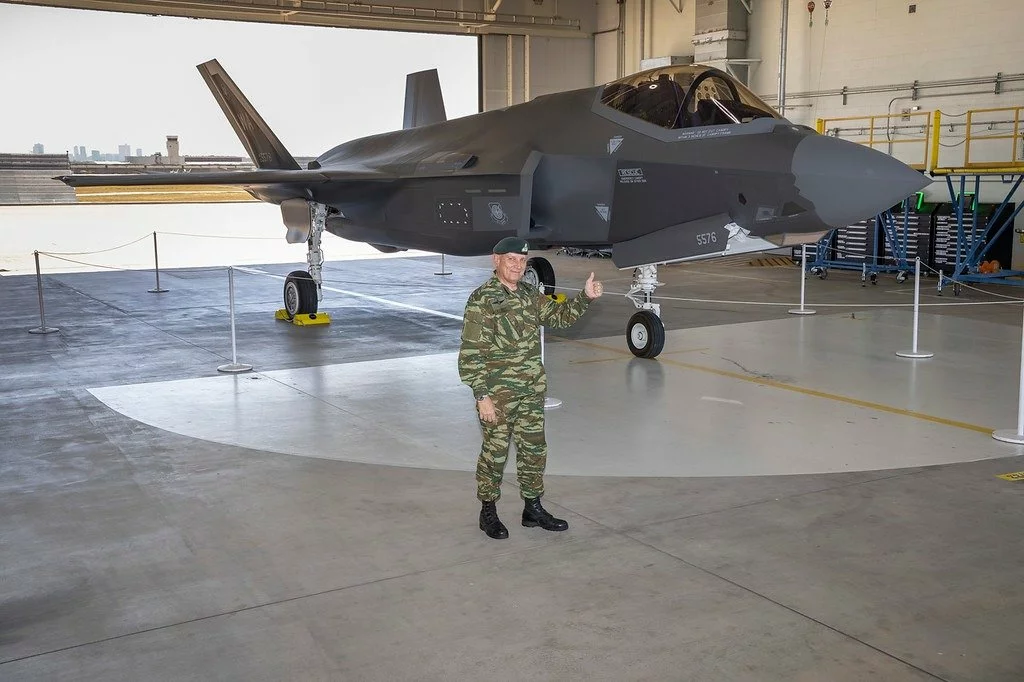 Ο Αρχηγός ΓΕΕΘΑ Στρατηγός Κωνσταντίνος Φλώρος και το Μαχητικό Αεροσκάφος 5ης γενιάς F-35 στις εγκαταστάσεις της Lockheed Martin
