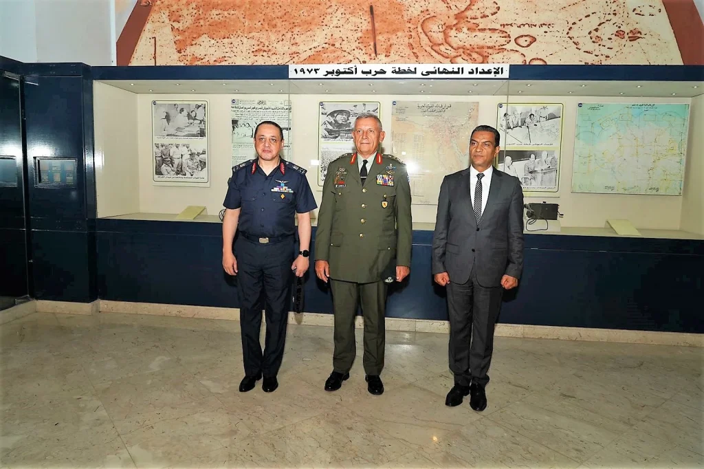 Ο Αρχηγός ΓΕΕΘΑ με τον Chief of Staff Air Force Υποστράτηγο Sami Mohamed Hamid Abu El Azm στο Μουσείο Πολεμικής Αεροπορίας. Φωτογραφία: ΓΕΕΘΑ