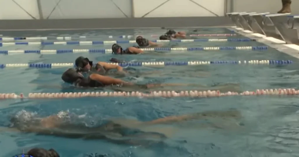 Κολυμβητές Μάχης εκπαιδεύονται στο "πλάγιο"