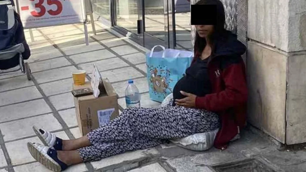 Η αλλοδαπή έγκυος γυναίκα σε κεντρικό δρόμο της Θεσσαλονίκης