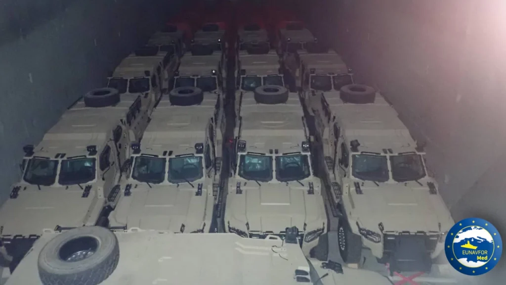Τα οχήματα που μετέφερε στην Λιβύη εμπορικό πλοίο με σημαία Ολλανδίας το οποίο εντοπίστηκε κατά την Επιχείρηση Ειρήνη. Εικόνα: EUNAVFOR MED IRINI