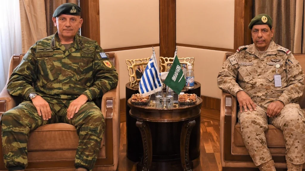 Ο Αρχηγός ΓΕΕΘΑ Στρατηγός Κωνσταντίνος Φλώρος και ο Διοικητής Χερσαίων Δυνάμεων της Σαουδικής Αραβίας Lt General Fahd Bin Abdullah Al-Mutair