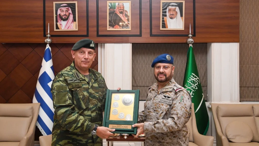 Ο Αρχηγός ΓΕΕΘΑ Στρατηγός Κωνσταντίνος Φλώρος και ο Αρχηγός Ενόπλων Δυνάμεων της Σαουδικής Αραβίας General Fayyadh Bin Hamed Al-Ruwaili
