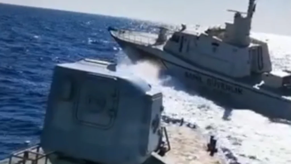 Η τουρκική ακταιωρός κάνει επικίνδυνους ελιγμούς μπροστά από το σκάφος του Λιμενικού Σώματος