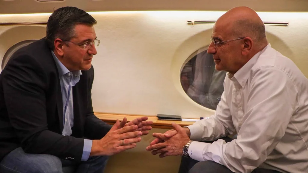 Ο Απόστολος Τζιτζικώστας και ο Υπουργός Εξωτερικών Νίκος Δένδιας στο κυβερνητικό αεροσκάφος κατά την επιστροφή στην Ελλάδα από την Τουρκία