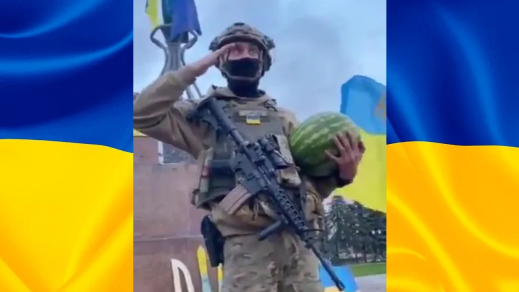 Ουκρανός στρατιώτης στην Χερσώνα με ένα καρπούζι, σύμβολο της πόλης