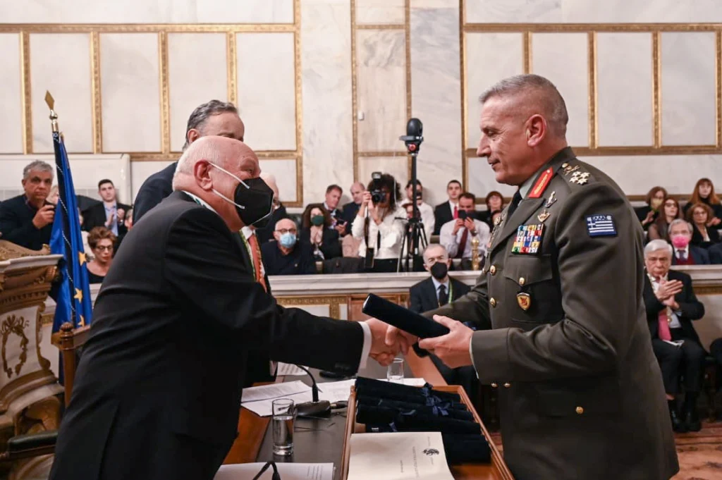 Ο Αρχηγός ΓΕΕΘΑ Στρατηγός Κωνσταντίνος Φλώρος παραλαμβάνει το Χρυσό Μετάλλιο της Ακαδημίας Αθηνών για τις Ένοπλες Δυνάμεις. Φωτογραφία: ΓΕΕΘΑ