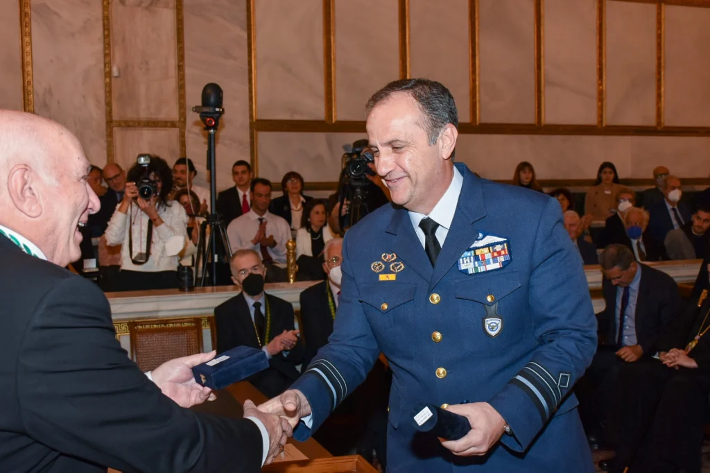 Ο Αρχηγός ΓΕΑ Αντιπτέραρχος (Ι) Θεμιστοκλής Μπουρολιάς παραλαμβάνει το Χρυσό Μετάλλιο της Ακαδημίας Αθηνών για την Πολεμική Αεροπορία. Φωτογραφία: ΓΕΕΘΑ
