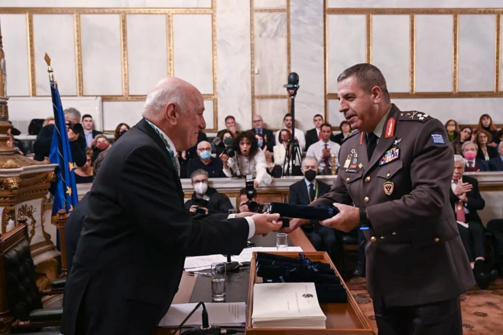 Ο Αρχηγός ΓΕΣ Αντιστράτηγος Χαράλαμπος Λαλούσης παραλαμβάνει το Χρυσό Μετάλλιο της Ακαδημίας Αθηνών για τον Στρατό Ξηράς. Φωτογραφία: ΓΕΕΘΑ