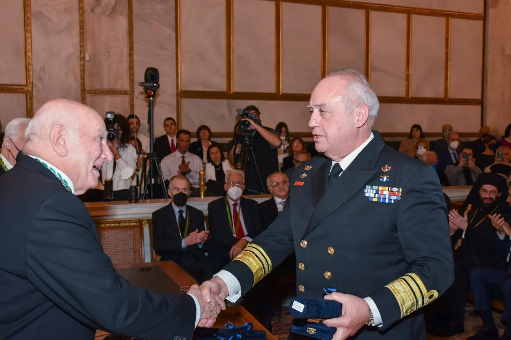 Ο Αρχηγός ΓΕΝ Αντιναύαρχος Στυλιανός Πετράκης παραλαμβάνει το Χρυσό Μετάλλιο της Ακαδημίας Αθηνών για τον Πολεμικό Ναυτικό. Φωτογραφία: ΓΕΕΘΑ