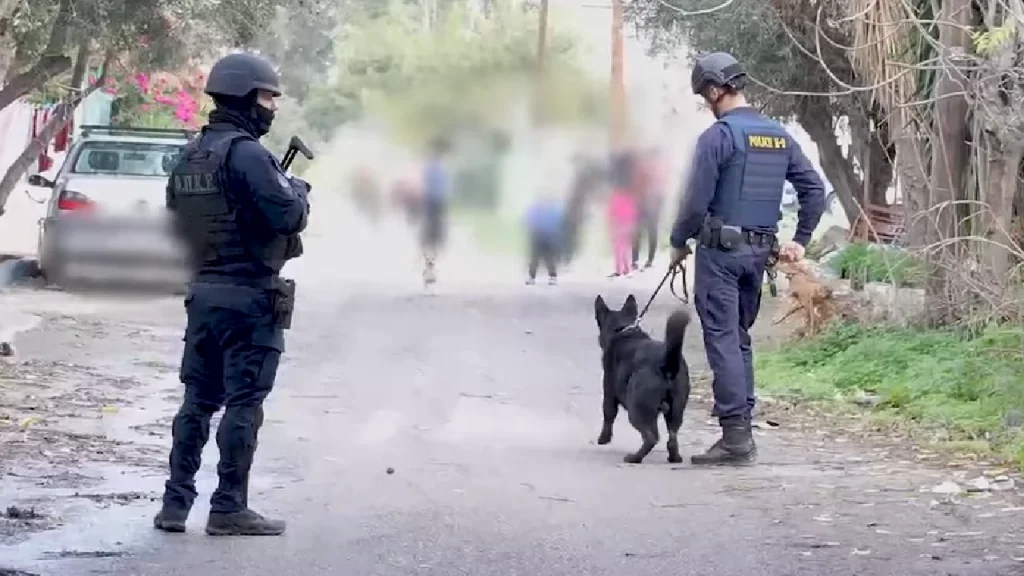 Αστυνομική επιχείρηση σε καταυλισμό Ρομά. Εικόνα (screenshot): Βίντεο ΕΛΑΣ