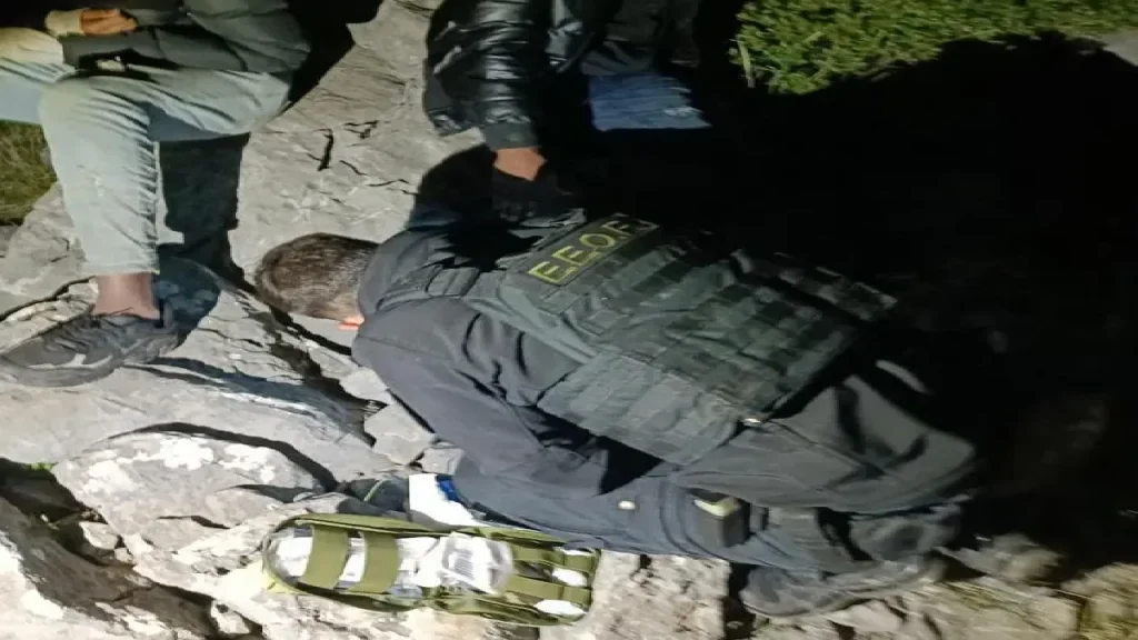 Αστυνομικός παράσχει τις Α' Βοήθειες σε άτομο που εισήλθε παράνομα στην Ελλάδα. Φωτογραφία (αρχείου): Ελληνική Αστυνομία