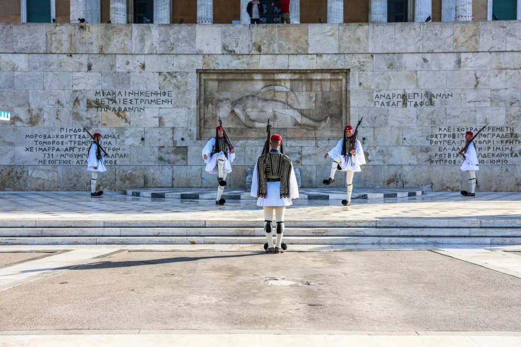 Τελετή αλλαγής φρουράς στο Μνημείο του Αγνώστου Στρατιώτη στο Σύνταγμα. Φωτογραφία: Προεδρία της Ελληνικής Δημοκρατίας