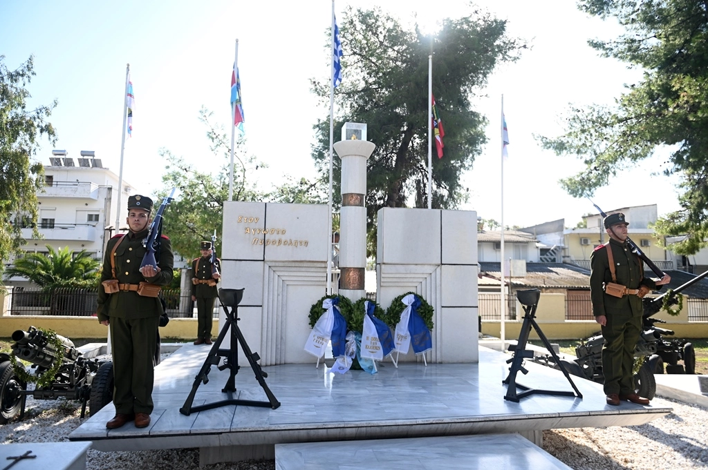 Το Μνημείο του Αγνώστου Πυροβολητή που έπεσε μαχόμενος υπέρ του Ελληνικού Έθνους, στη Σχολή Πυροβολικού