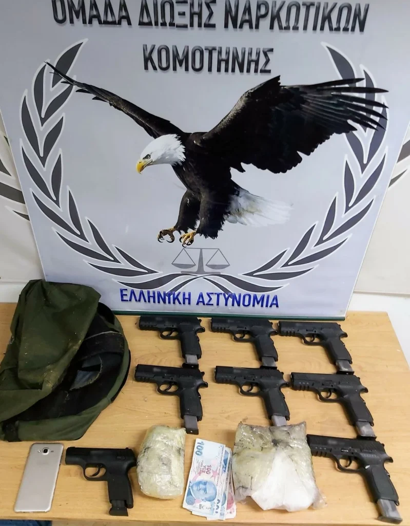 Συνελήφθη αλλοδαπός ο οποίος μετέφερε από την Τουρκία στην Ελλάδα 8 πιστόλια. Εικόνα: Ελληνική Αστυνομία