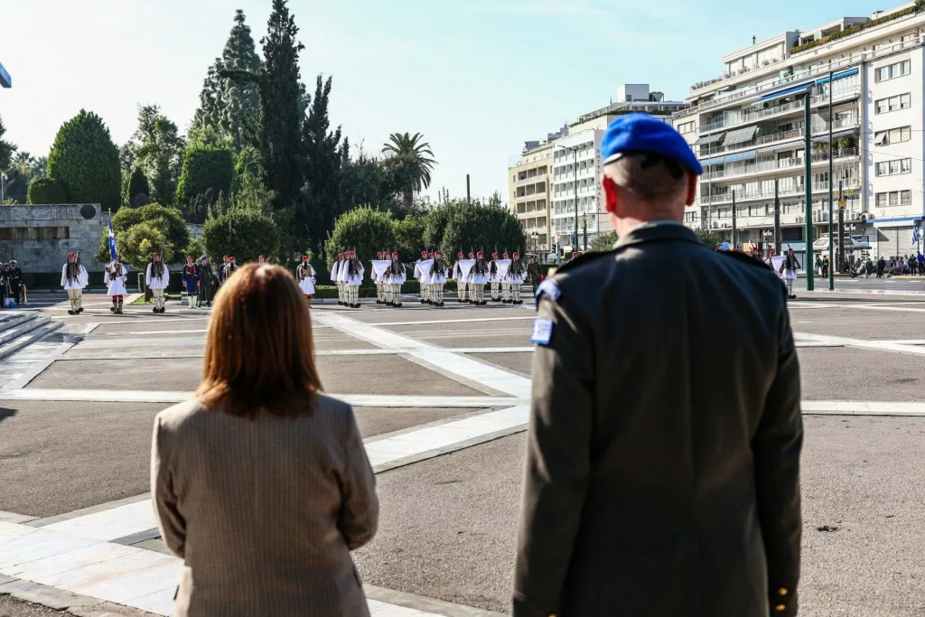 Η ΠτΔ στην τελετή αλλαγής Φρουράς στο Μνημείο του Άγνωστου Στρατιώτη. Φωτογραφία: Προεδρία της Ελληνικής Δημοκρατίας