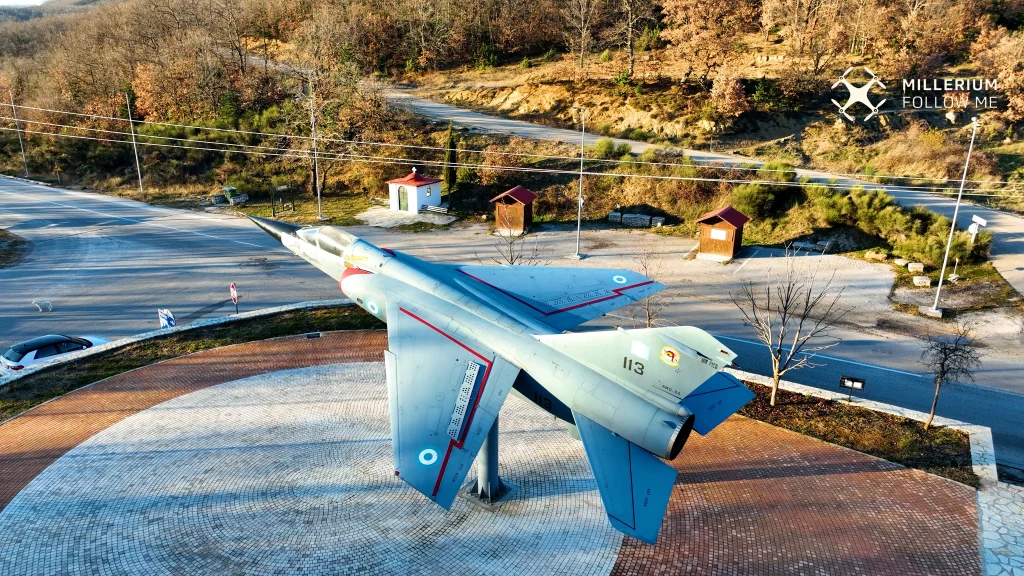 Το μονοθέσιο μαχητικό Dassault Mirage F1 στο μνημείο του Γεώργιου Μπαλταδώρου, στο Μορφοβούνι Καρδίτσας. Φωτογραφία: Michael Miller