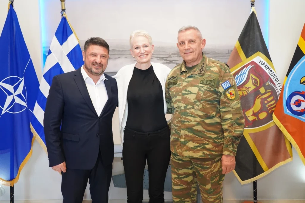 Η Υφυπουργός Άμυνας για θέματα Διεθνούς Ασφάλειας των ΗΠΑ Celeste Wallande με τον ΥΦΕΘΑ Νίκο Χαρδαλιά και τον Αρχηγό ΓΕΕΘΑ. Εικόνα: ΥΠΕΘΑ