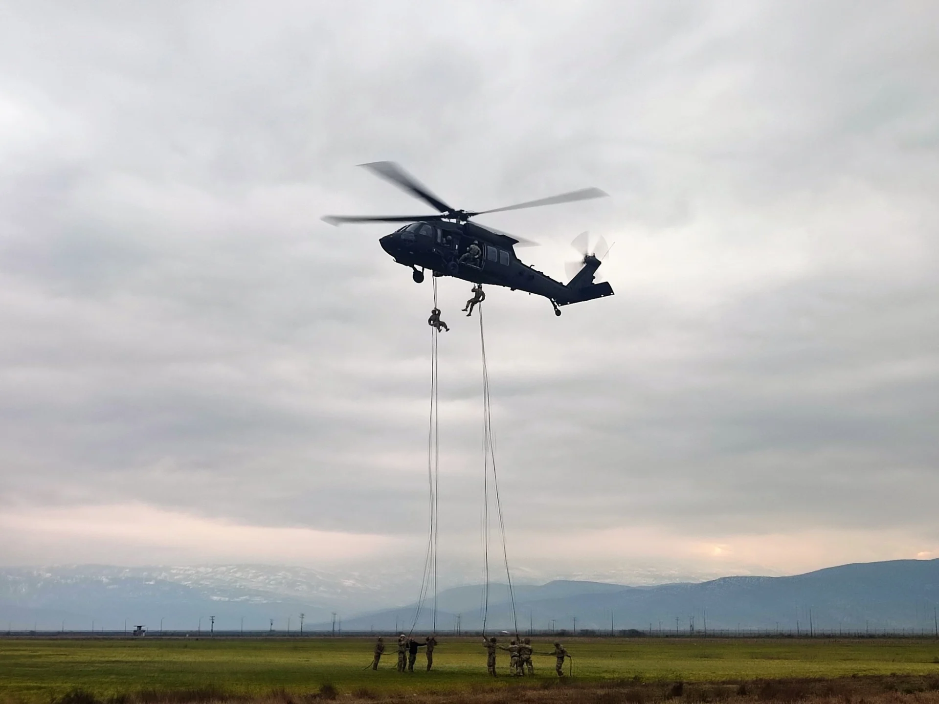 Ελικόπτερο UH-60 Black Hawk της 1st Combat Aviation Brigade (CAB) κατά το Air Assault School στο Βόλο, Φεβρουάριος 2023. Εικόνα: ΓΕΕΘΑ