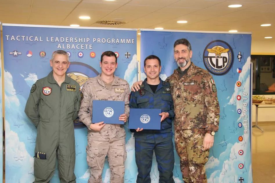 Η Ελληνική αποστολή στην 1η σειρά Εκπαιδευτική Σειρά Αέρος του Προγράμματος Tactical Leadership για το έτος 2023 απέσπασε τα πρώτα βραβεία για τις θέσεις του Αξιωματικού Πληροφοριών και του Ελεγκτή Αεράμυνας.