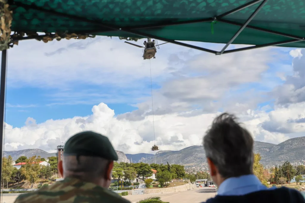 Τακτική εκκένωση από αέρος με πλατφόρμα AirTEP σε ελικόπτερο CH-47 Chinook της Αεροπορίας Στρατού
