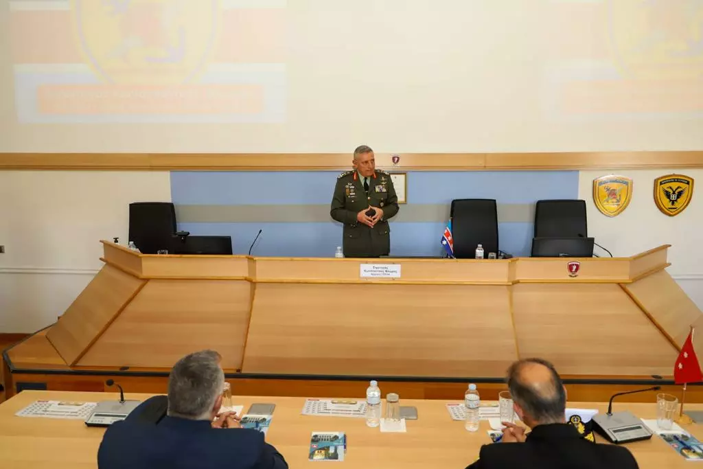 Ο Αρχηγός ΓΕΕΘΑ Στρατηγός Κωνσταντίνος Φλώρος στην ομιλία του στην Σχολή Εθνικής Άμυνας