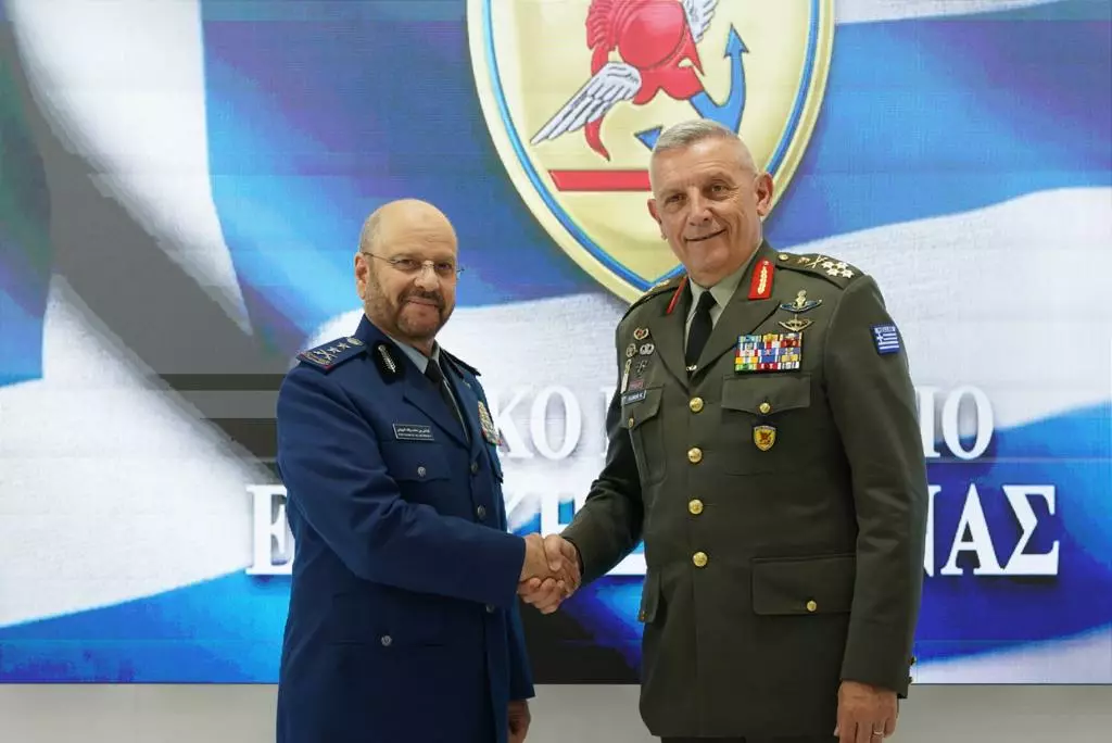 Ο Αρχηγός ΓΕΕΘΑ Στρατηγός Κωνσταντίνος Φλώρος και ο Αρχηγός του Γενικού Επιτελείου των Ενόπλων Δυνάμεων της Σαουδικής Αραβίας General Fayyad bin Hamed Al-Ruwaili