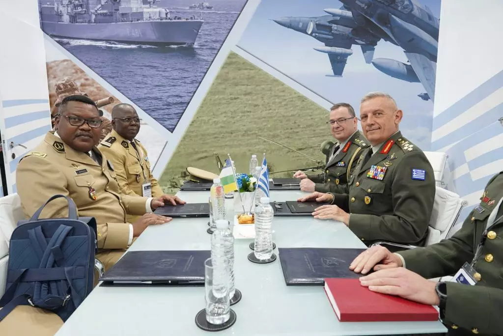 Ο Αρχηγός ΓΕΕΘΑ Στρατηγός Κωνσταντίνος Φλώρος και ο Αρχηγός του Γενικού Επιτελείου των Ενόπλων Δυνάμεων της Κεντροαφρικανικής Δημοκρατίας General Zéphirin Mamadou