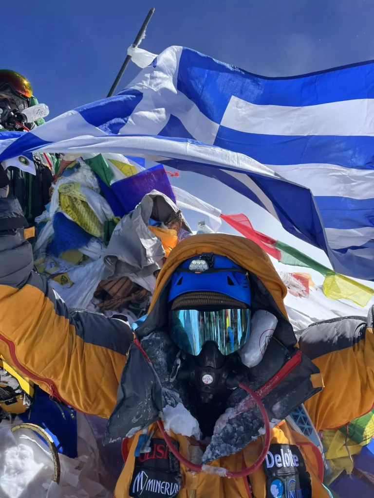 Ο Μάριος Γιαννάκου στο Έβερεστ με την Ελληνική Σημαία. Εικόνα: facebook.com @Marios Giannakou